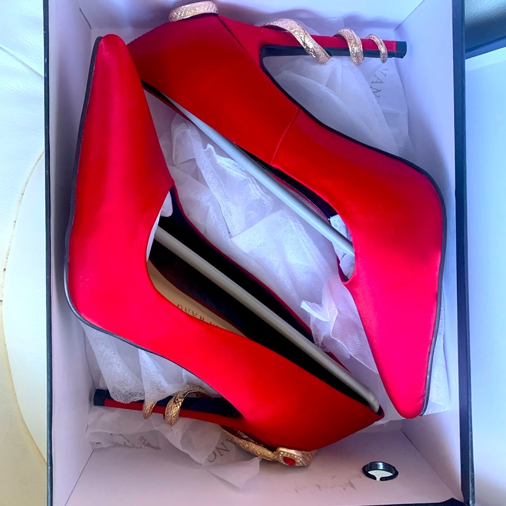 AZALEA WANG Queen Of Kings Stiletto Pump In Red